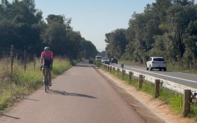 Un ciclista circulant pel nou carril bici | Mireia Sans